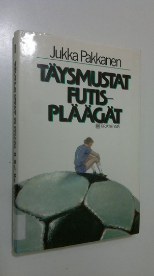 Jukka Pakkanen : Täysmustat futispläägät ja muuta jalkapalloelämää