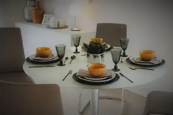 Ruokapöytä ja tuolit